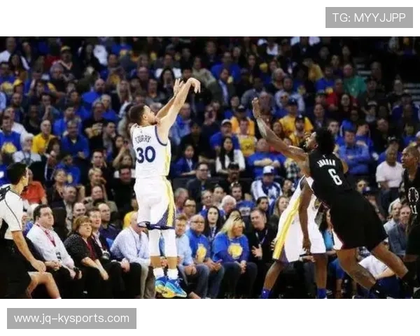 史上最“炫炸”的三分表演：库里在对阵雷霆比赛中投出六个连续三分球！